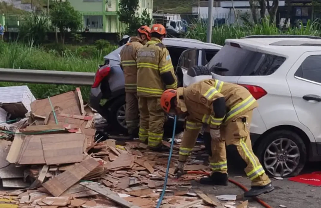 Acidente com caminhão causa cinco mortes na BR-393 no Rio de Janeiro