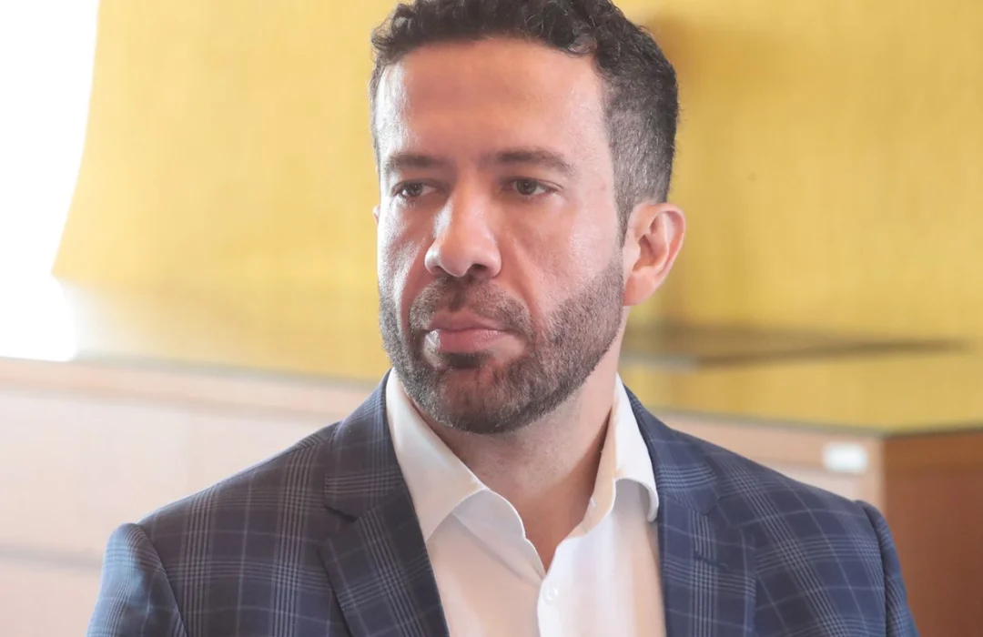 Deputado André Janones pode receber alta em dois dias após internação por problema cardíaco