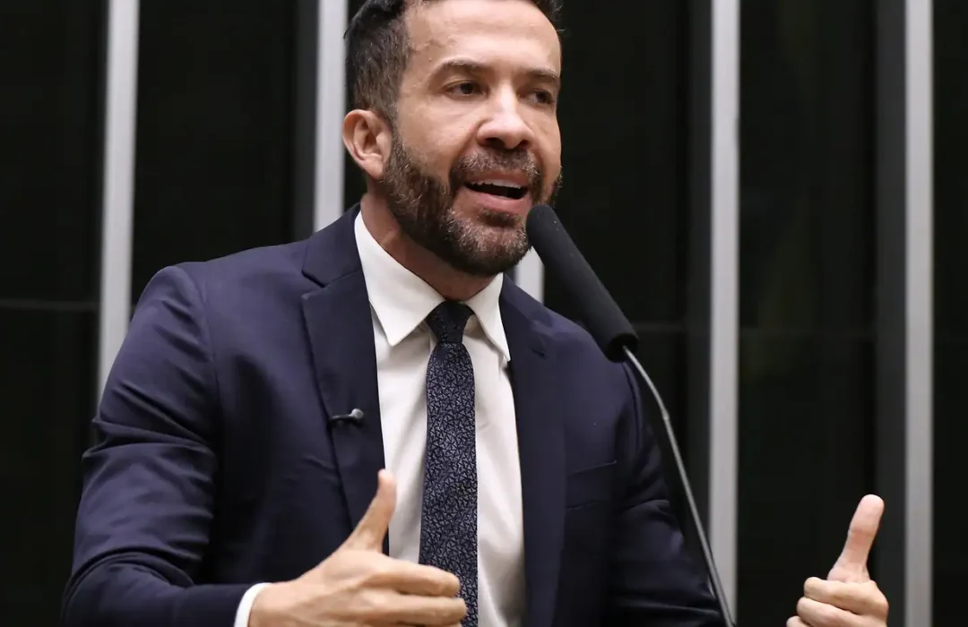 Deputado André Janones é internado com problemas cardíacos em São Paulo