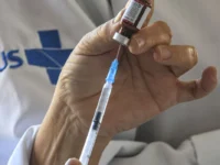 Campanha de vacinação contra meningite atende jovens em municípios do Rio de Janeiro