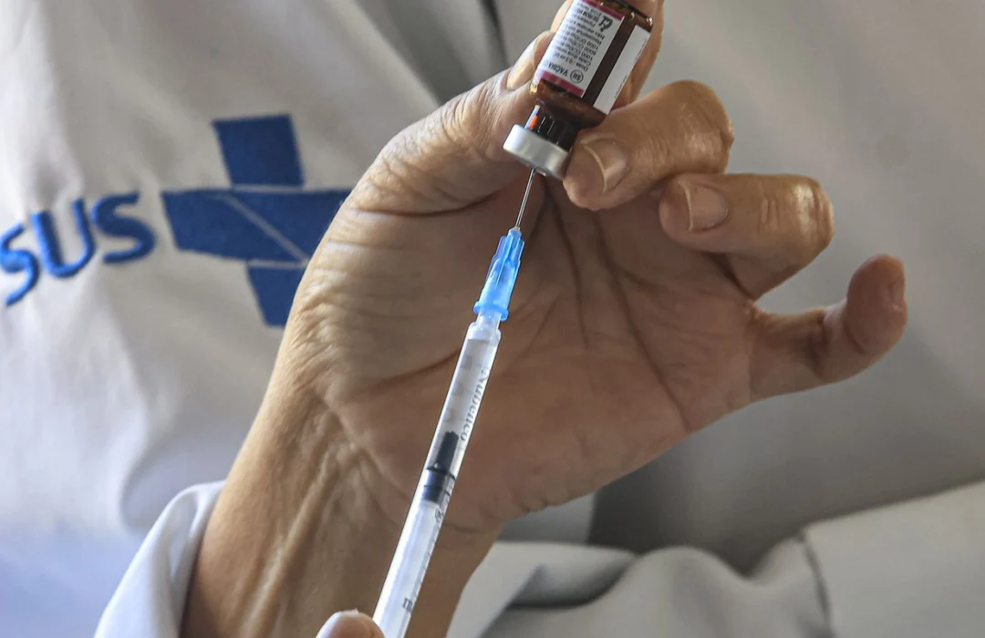 Campanha de vacinação contra meningite atende jovens em municípios do Rio de Janeiro
