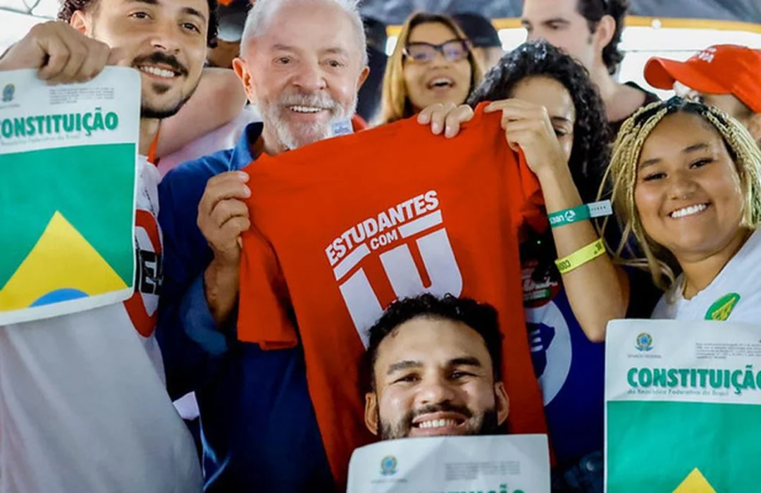 Lula promete ampliar programa Pé de Meia para universitários se reeleito