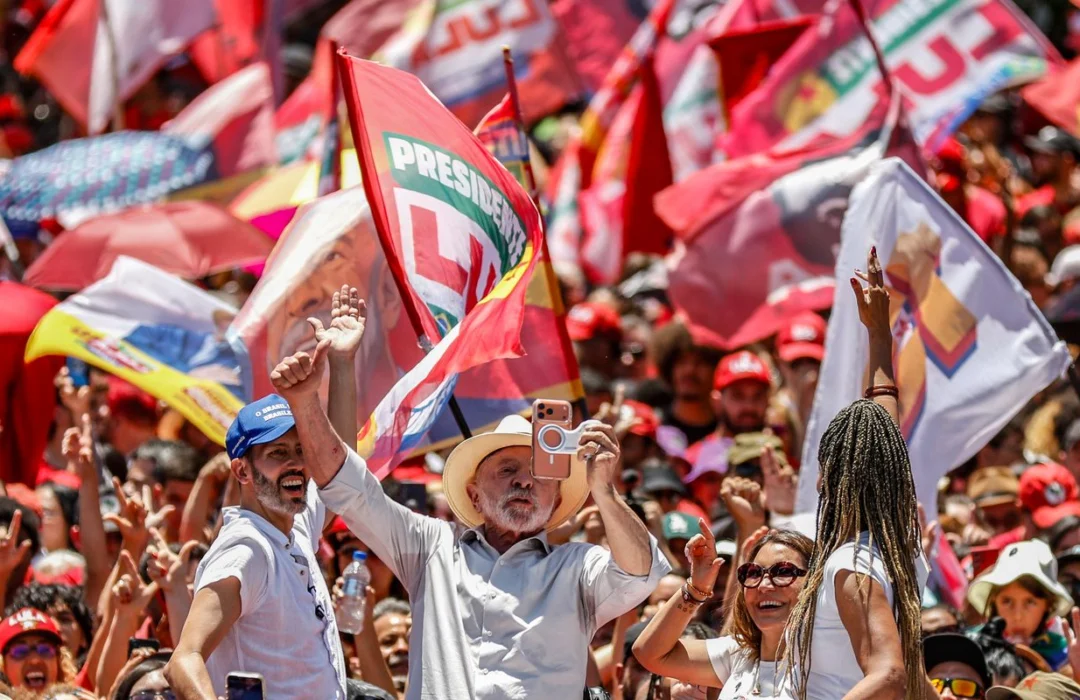 Lula defende fim da escala 6×1 e critica adversários em ato de campanha no DF