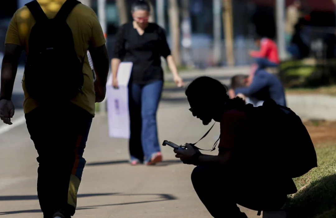 Brasil reduz número de jovens fora da escola e do trabalho, aponta relatório da OCDE