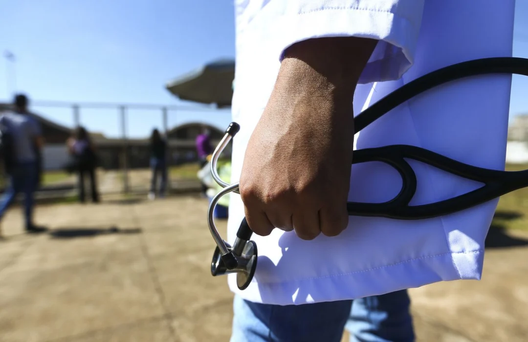 Congresso valida exame obrigatório para médicos se formarem no Brasil