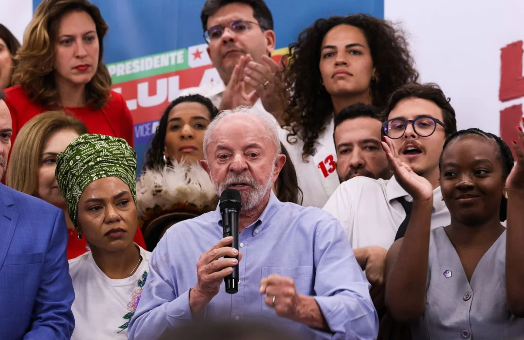 Lula desafia Flávio Bolsonaro a votar a favor do fim da escala 6×1